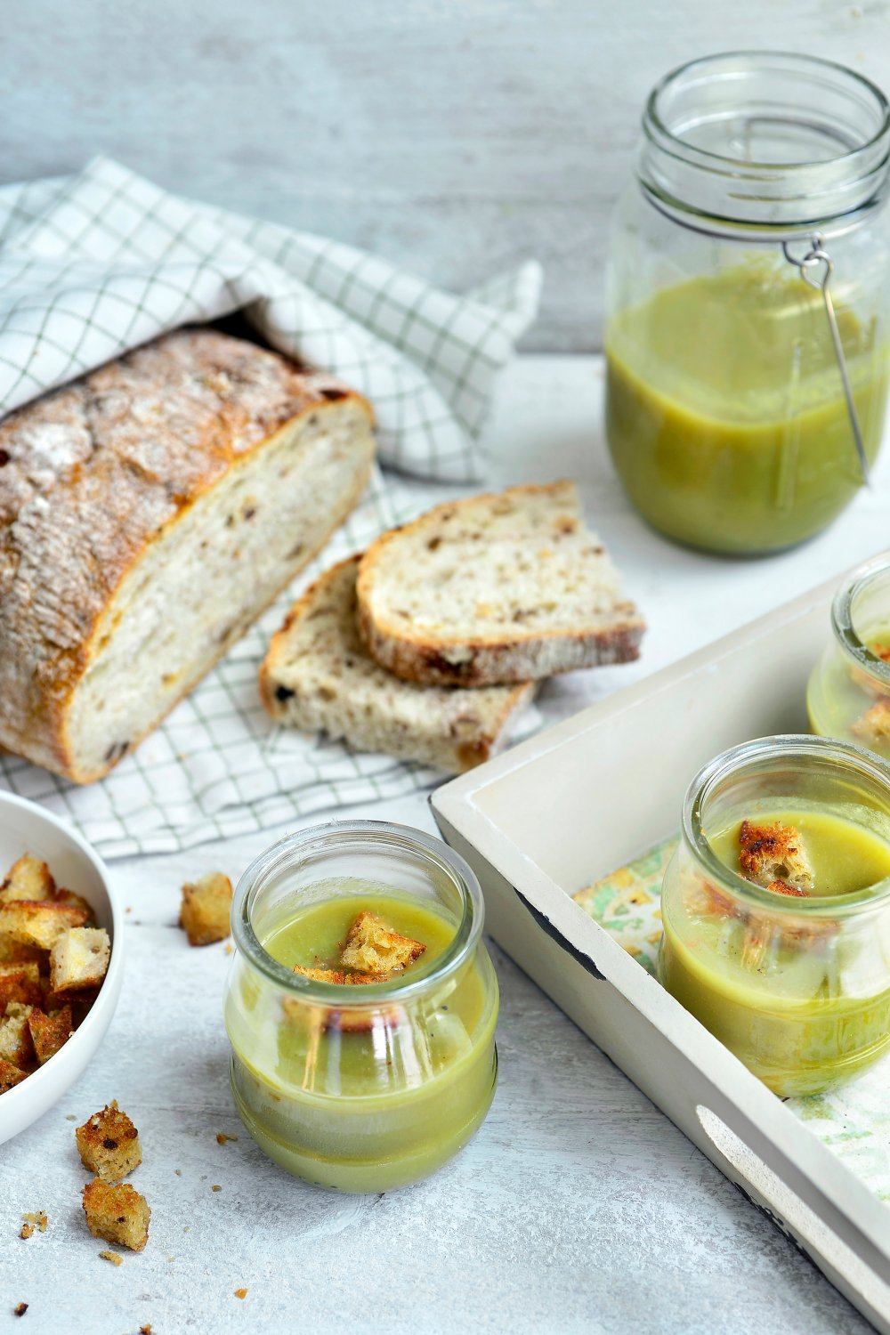 Groene aspergesoep met broodcroutons