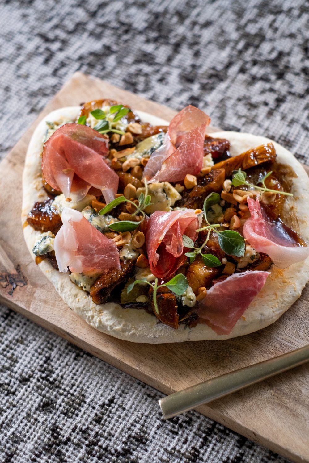 Pizza met sinaasappel, Italiaanse ham en blauwe kaas