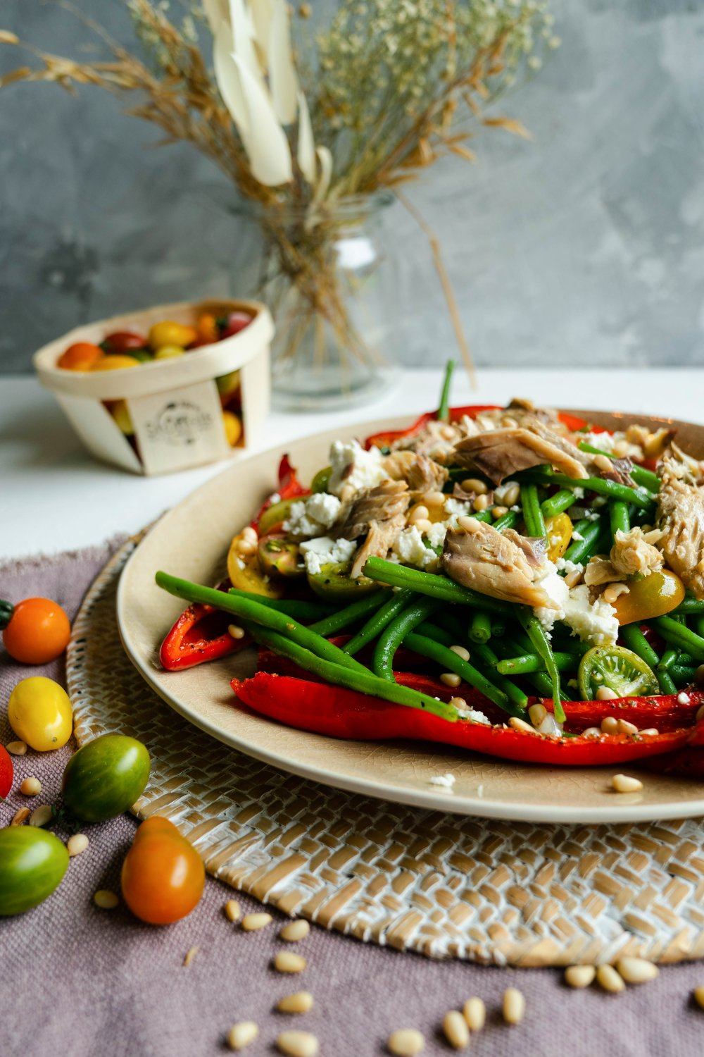 Salade met paprika, feta en makreel