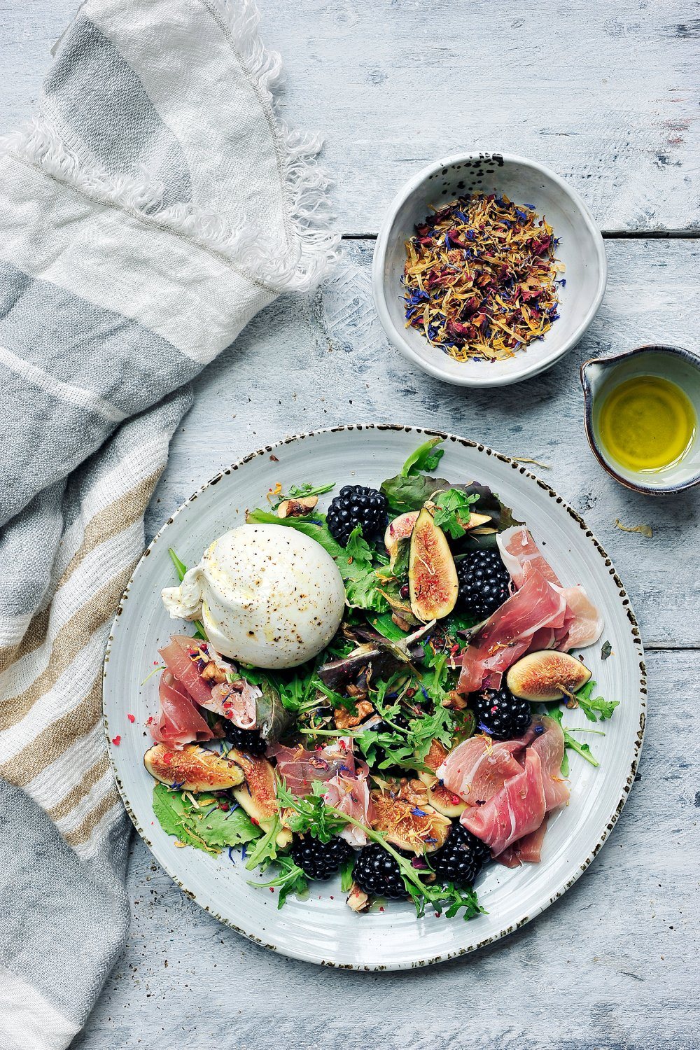 Salade met braambessen, parmaham en burrata