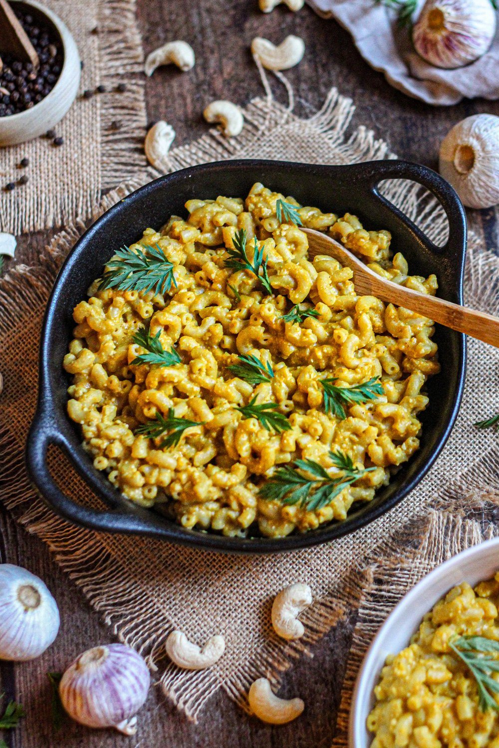 Vegan mac and cheese met pompoensaus