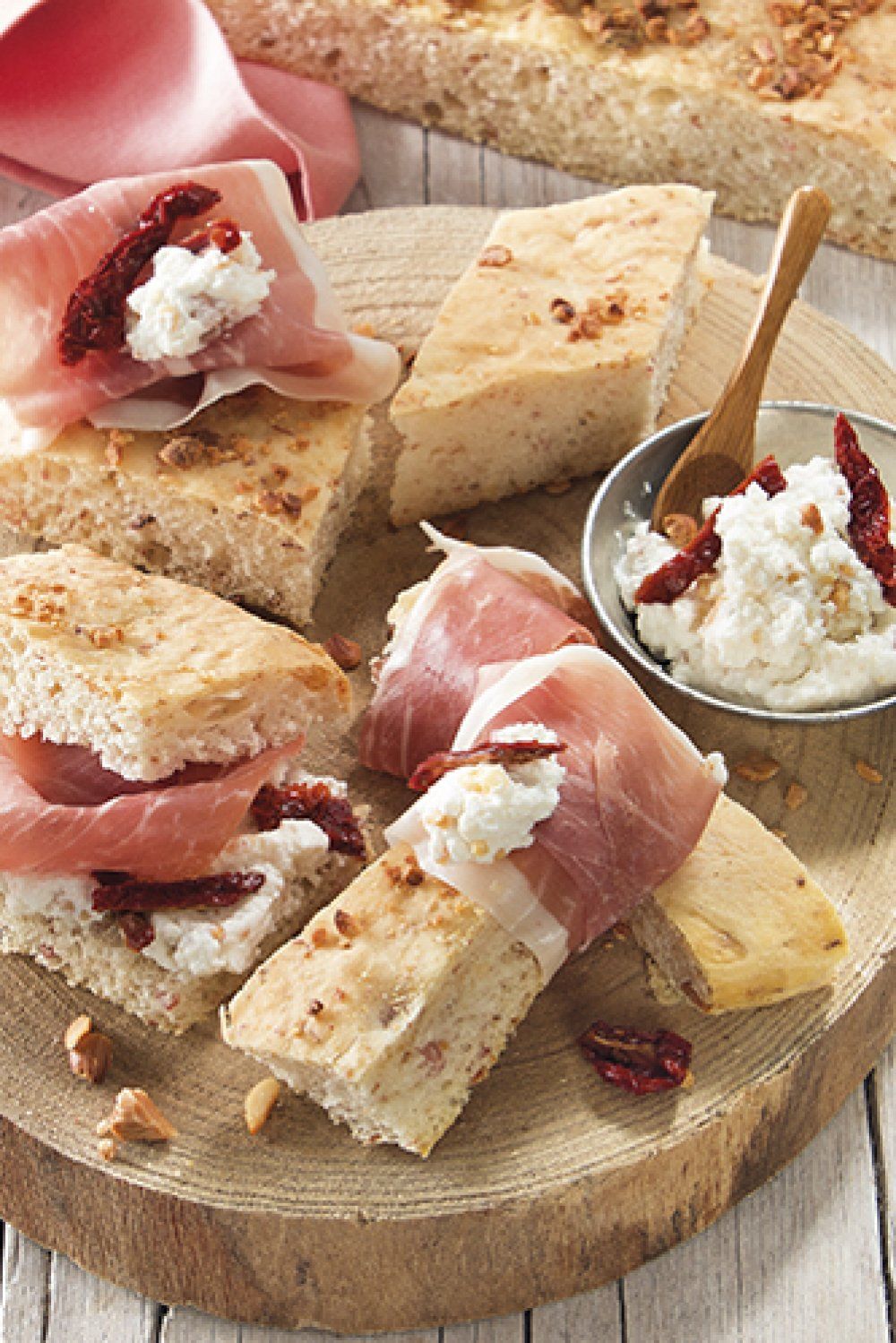 Focaccia met Parmaham, ricotta kaas en zongedroogde tomaten