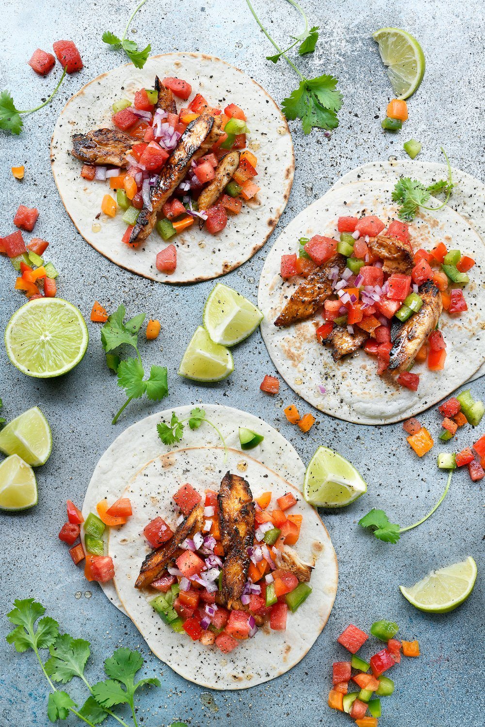 Taco's met gelakte kip en watermeloensalsa