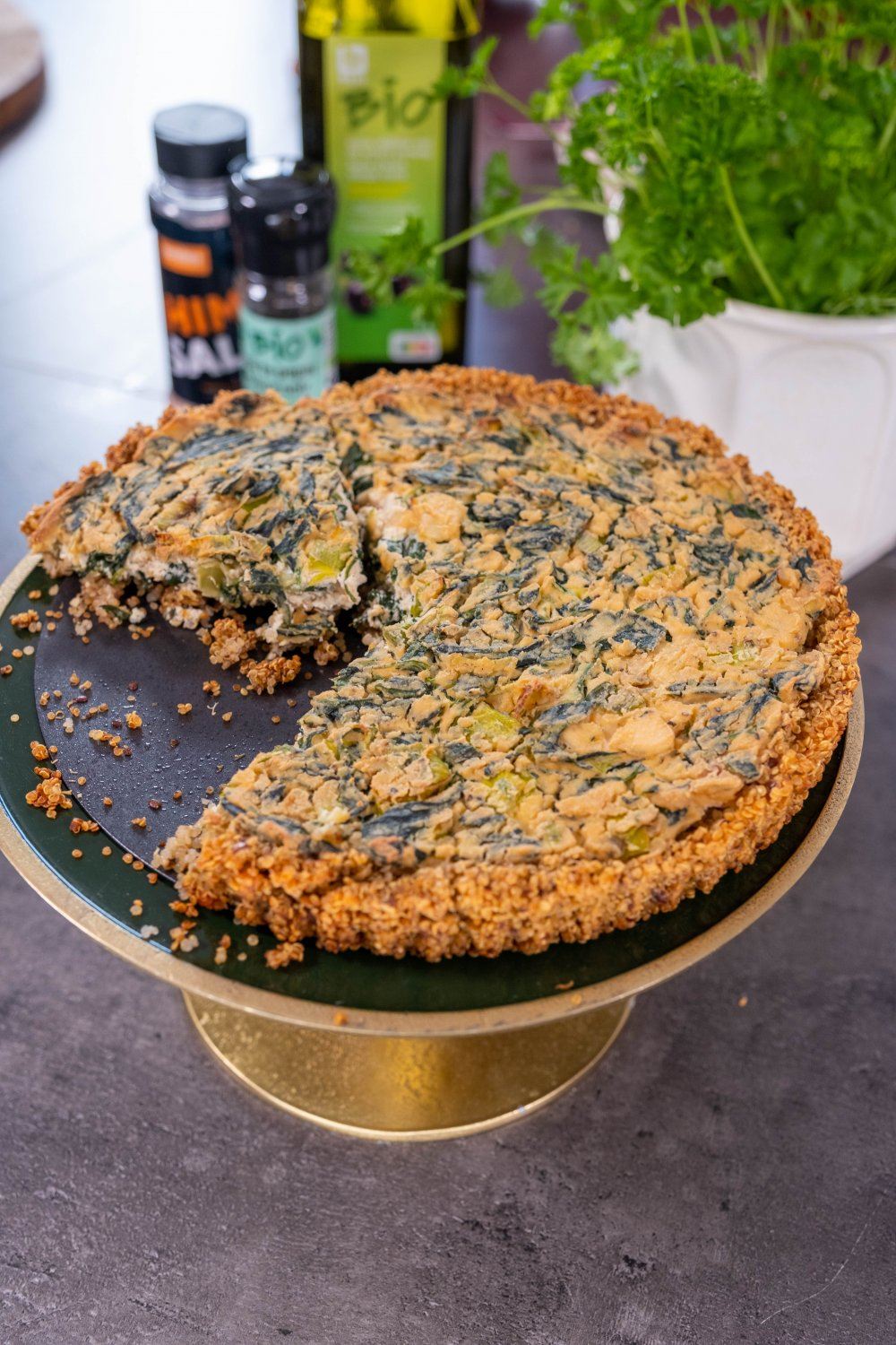 Vegan spinazie quiche met quinoa bodem