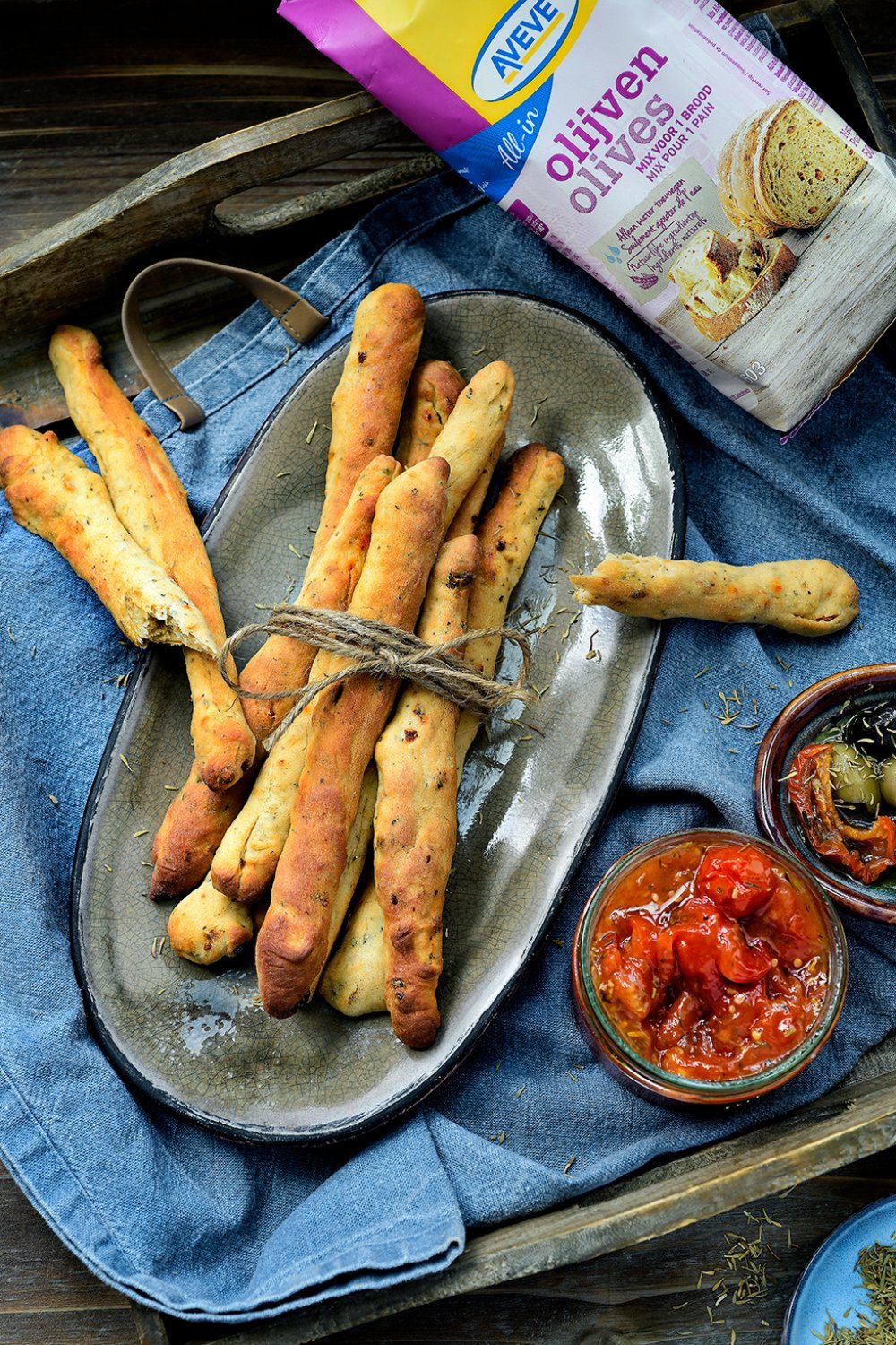 Italiaanse broodstengels met tomatenconfituur