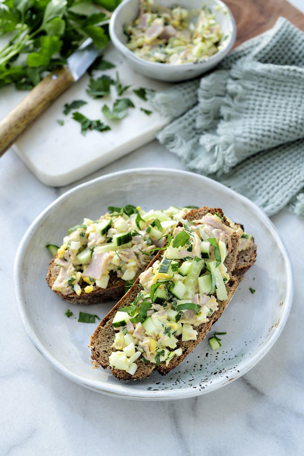 Boterham met beenhamsalade