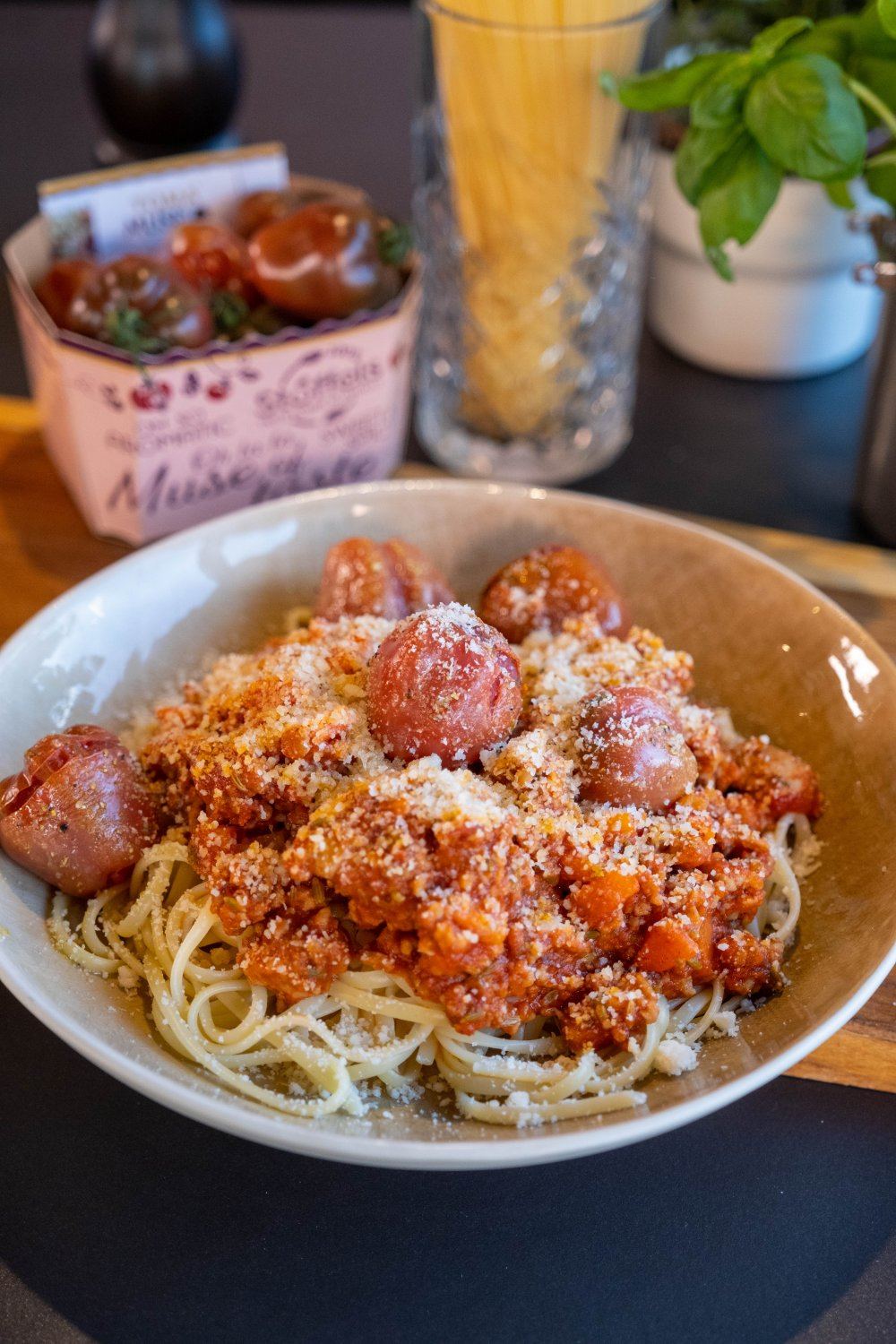 Linguine met tomaat, gehakt en venkelzaad