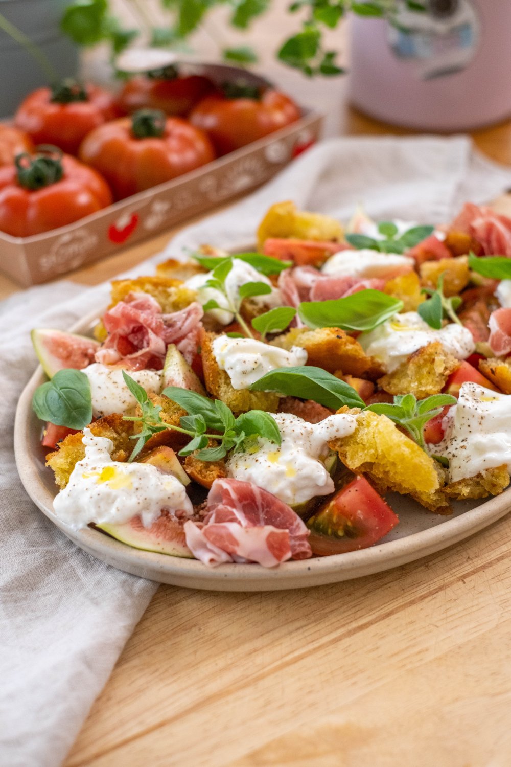 Panzanella met tomaat, vijgen en burrata