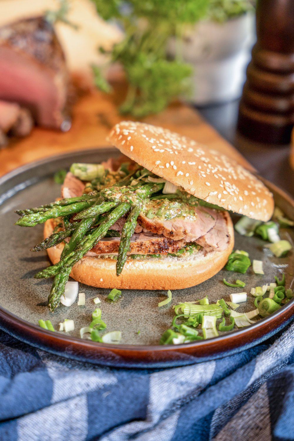 Burger van kalfslapjes met asperges en lente-ui