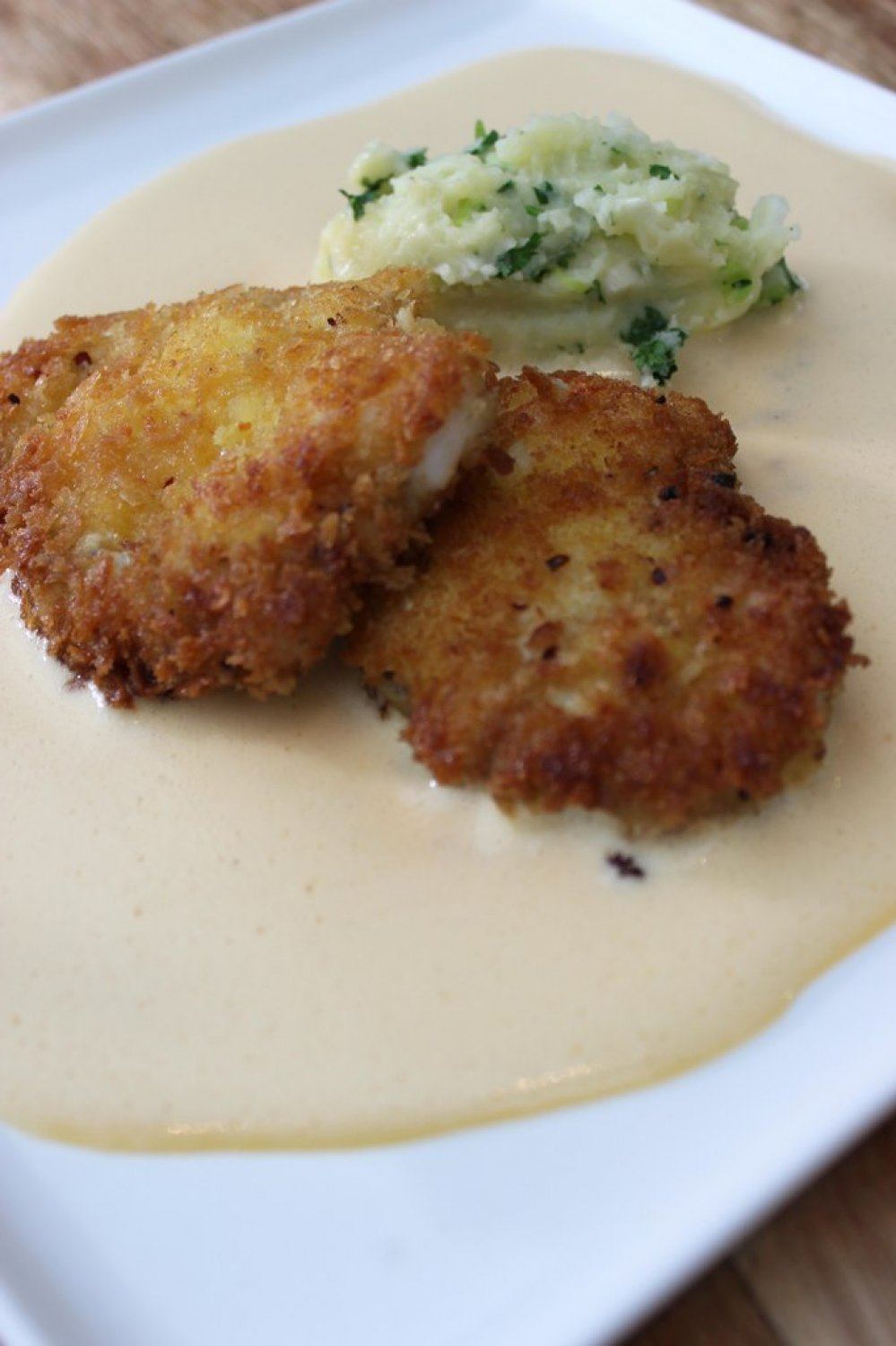 Zeeduivel-schnitzel met kruidenpuree en dijonaise