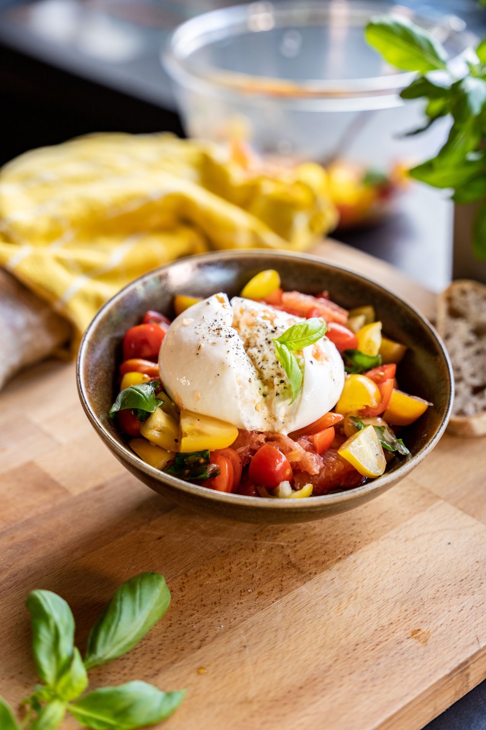 Tomatenslaatje met burrata en pompelmoes