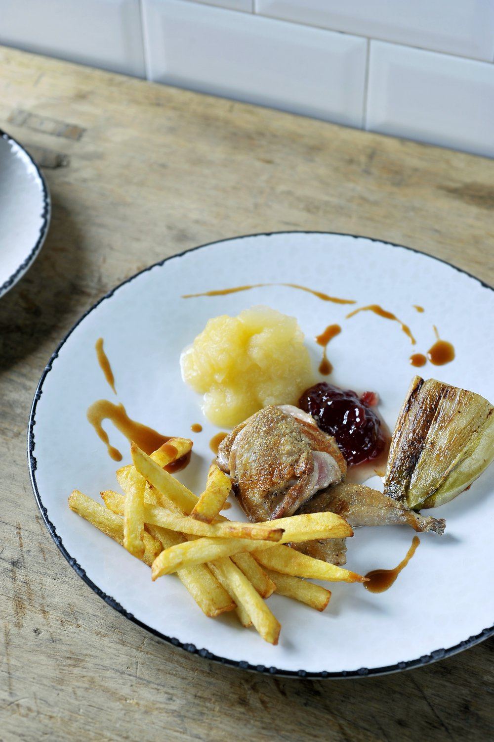 Patrijs met frietjes en appelmoes