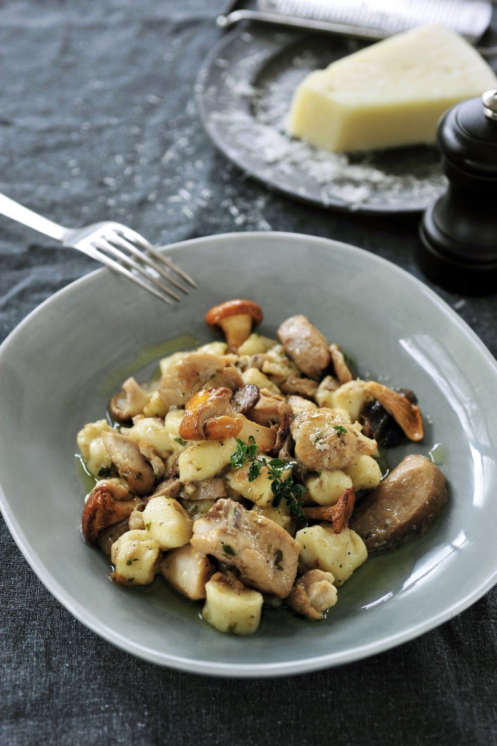 Roodbaars met gnocchi en bospaddenstoelen