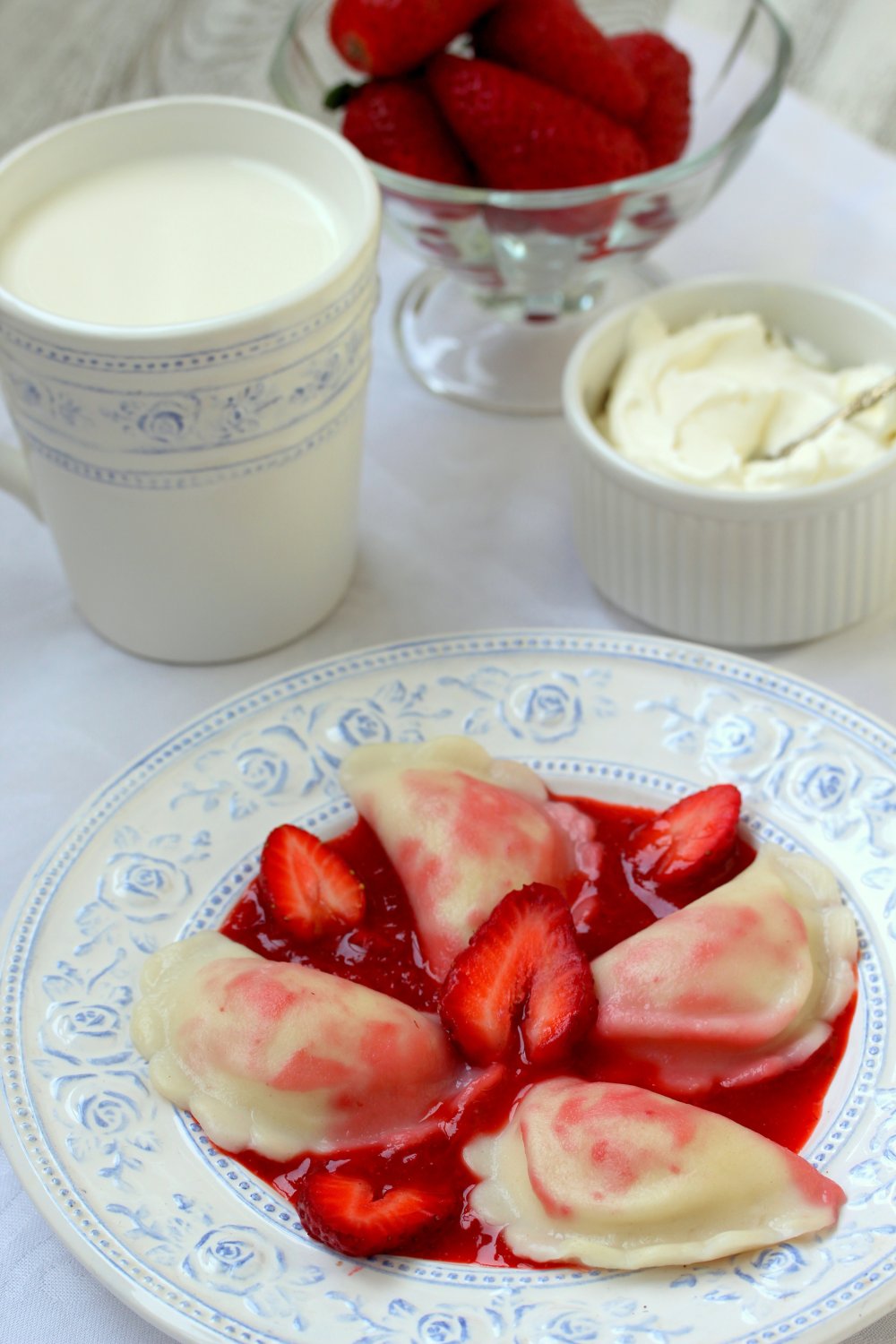 Dumplings met cottage cheese en aardbeiensaus