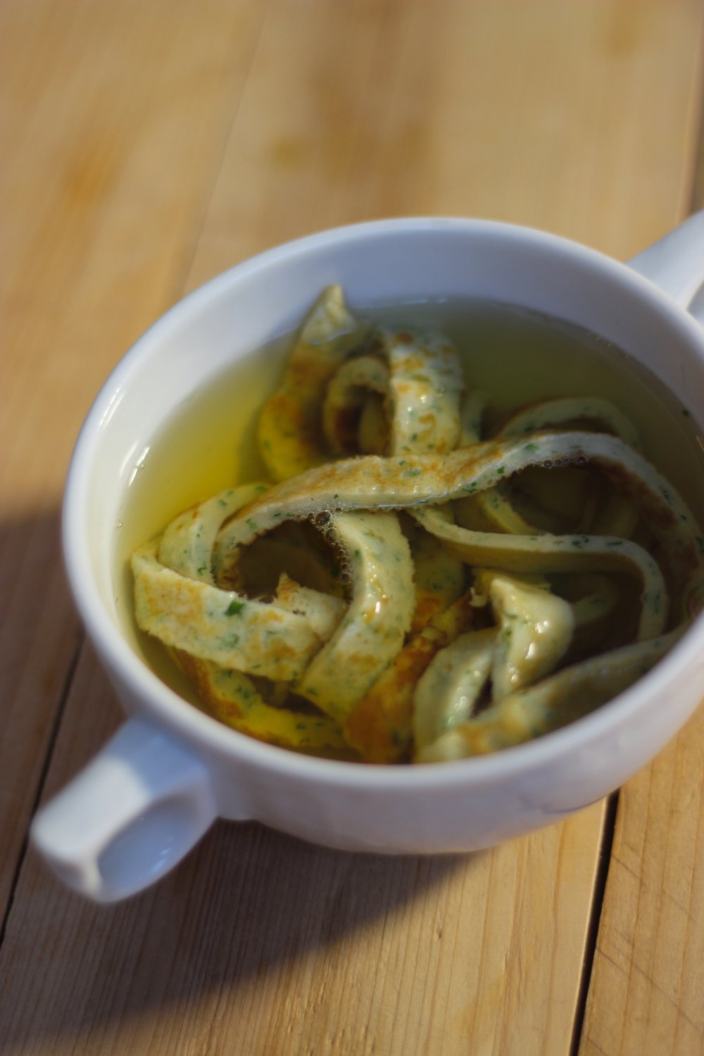 Consommé met kruidenpannenkoekjes 