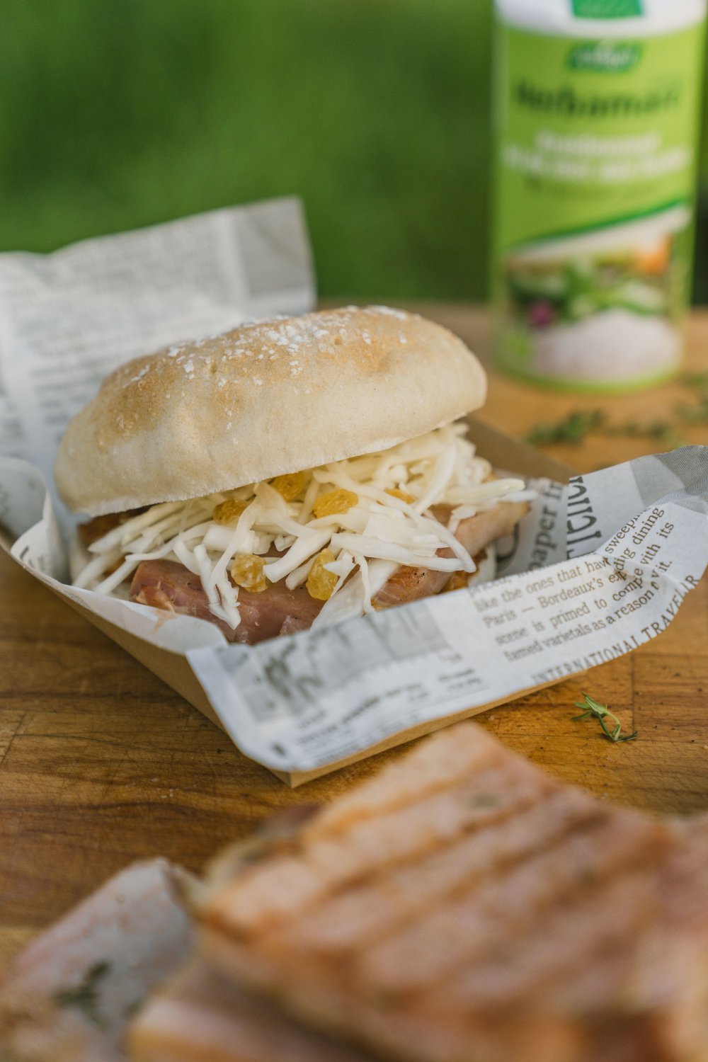 Burger met gegrilde ham, appelchutney en crème van zwarte pens