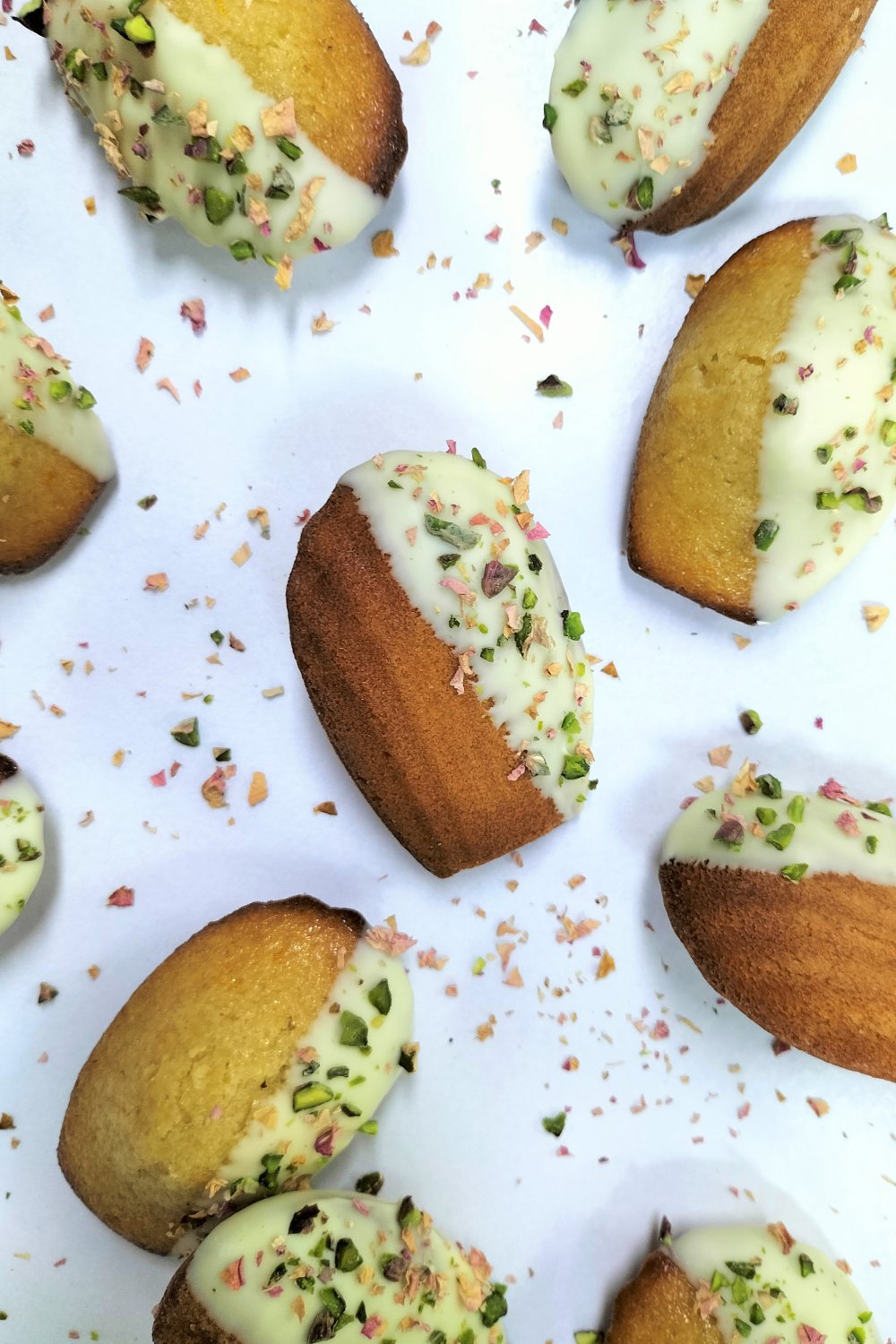 Madeleines met pistache en roos