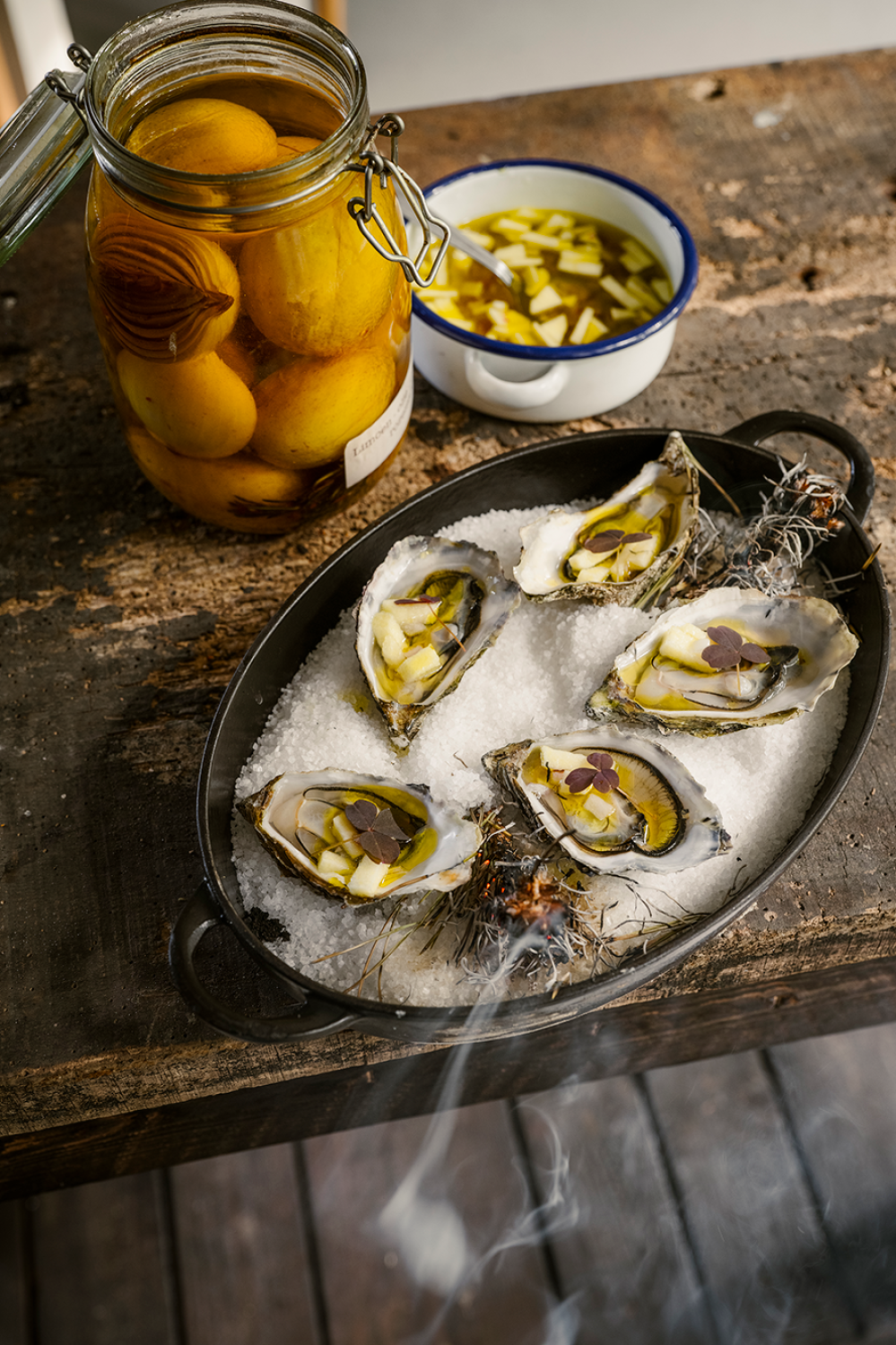 Gepofte oesters met opgelegde citrusolie