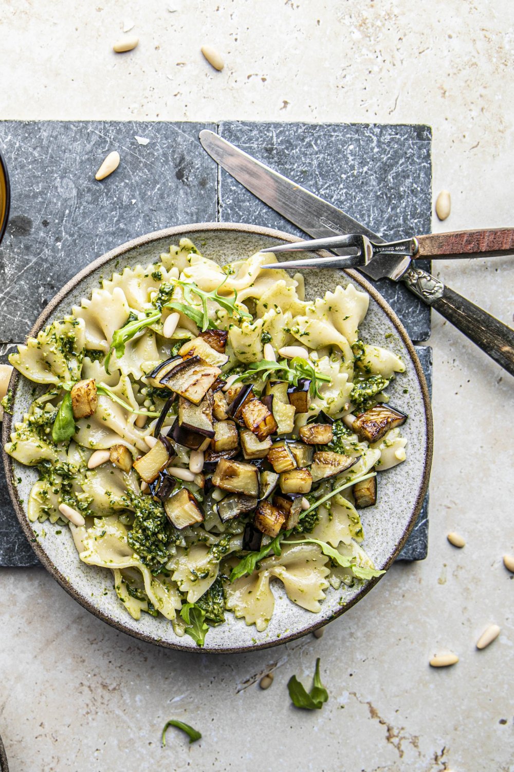 Vegan pasta pesto met aubergine en rucola