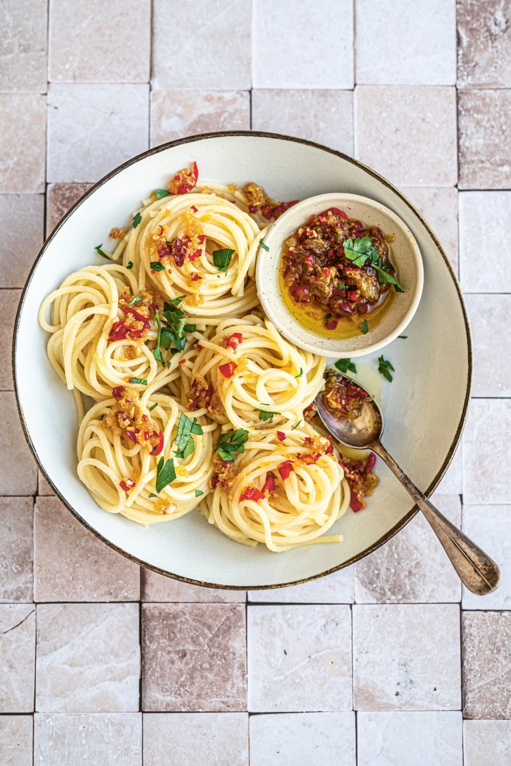 Spaghetti met knoflook, olijfolie en chilipepers