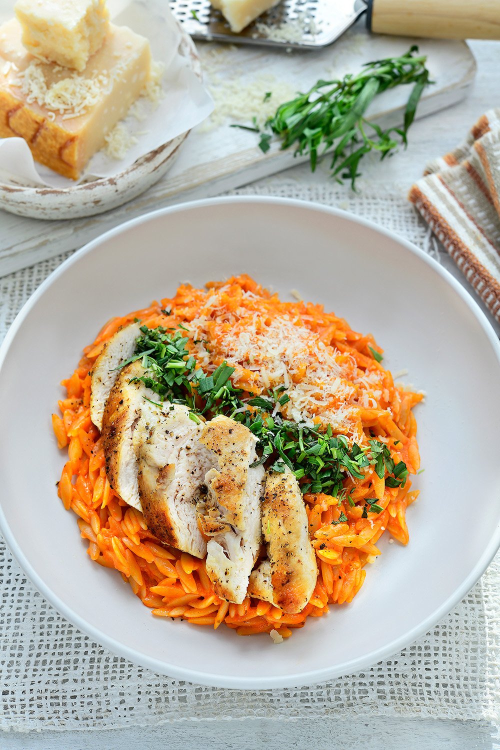 Kipfilet met paprikaroomsaus en orzo