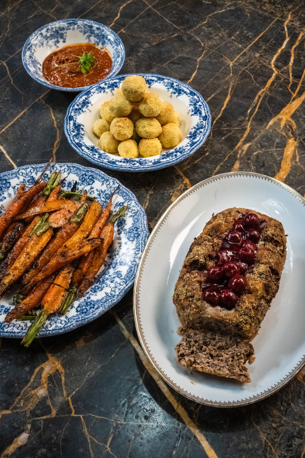 Vleesbrood van paddestoelen met geroosterde wortelen en amandel kroketten