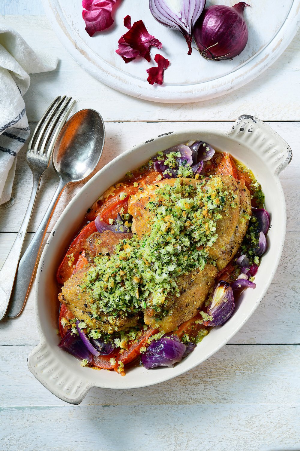 Citroenkip met pangrattato, tomaten en rode ui uit de oven