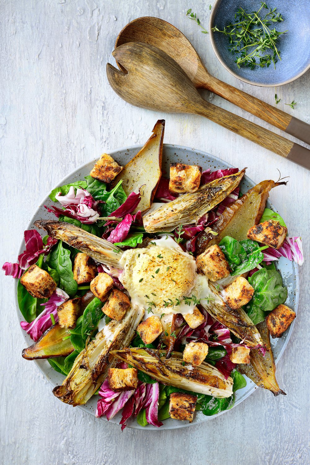 Salade van witloof, peer en geitenkaas met croutons van rozijnenbrood