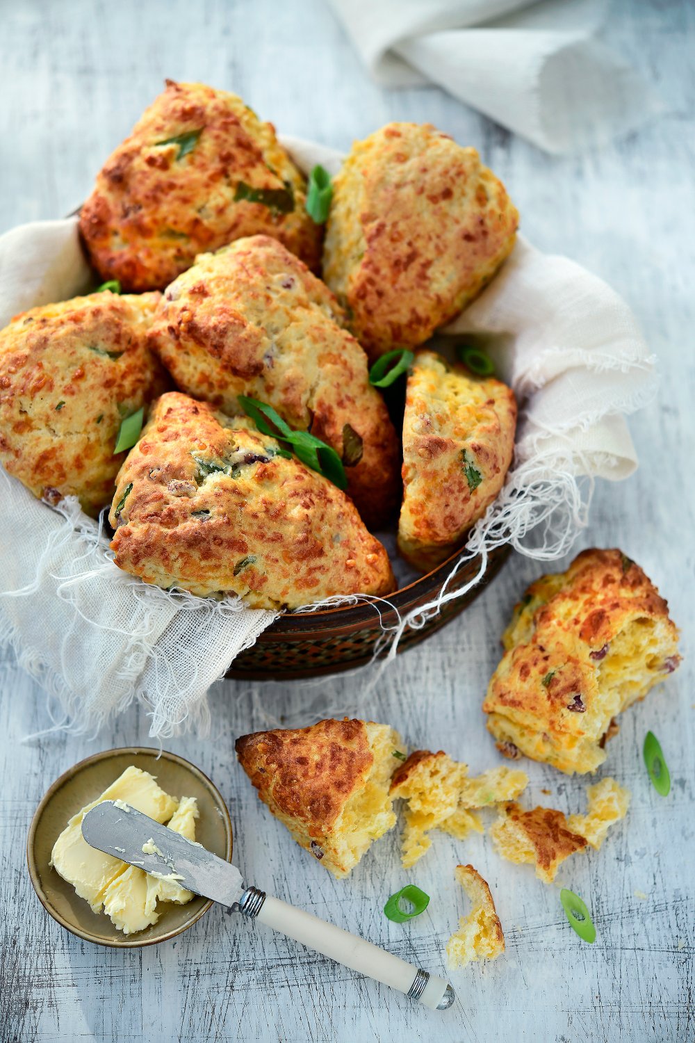 Scones met spek, cheddar en lente-ui