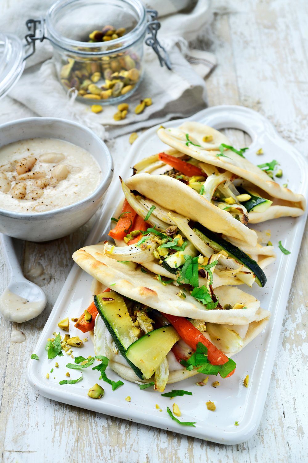 Piadina met spread van canellibonen en geroosterde groenten