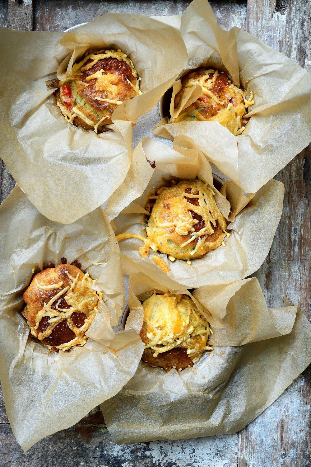 Hartige muffins met ei, kaas en spek en paprika