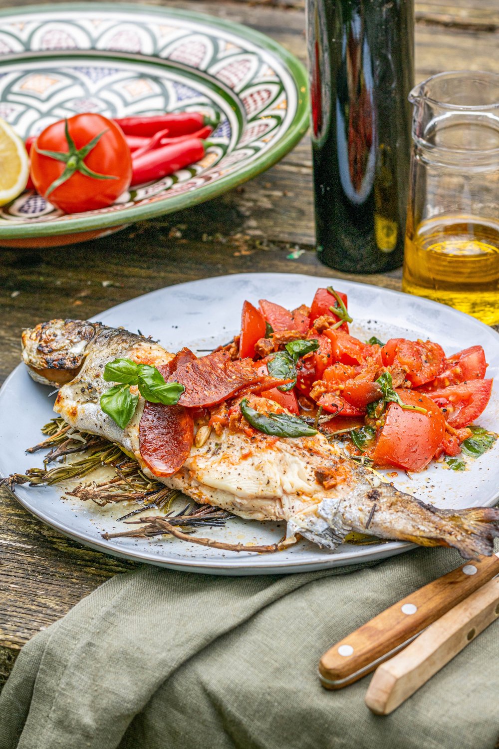 Forel omwikkeld met rozemarijn en citroen en een pittige tomatensalsa met chorizo