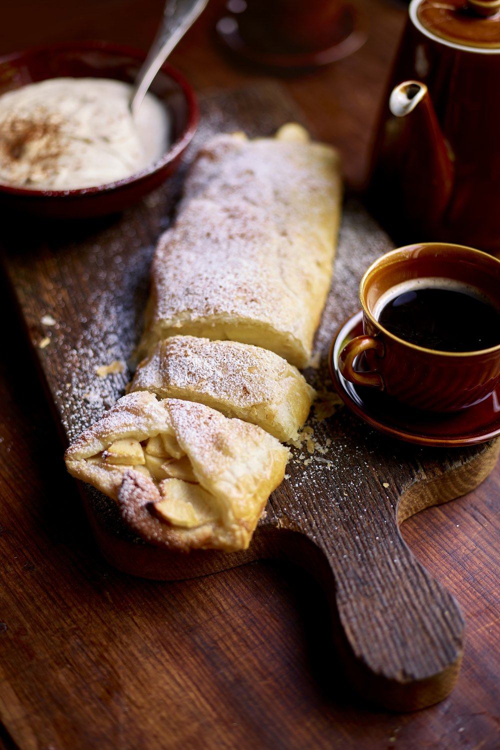 Appelstrudel met marsepein en kaneelroom