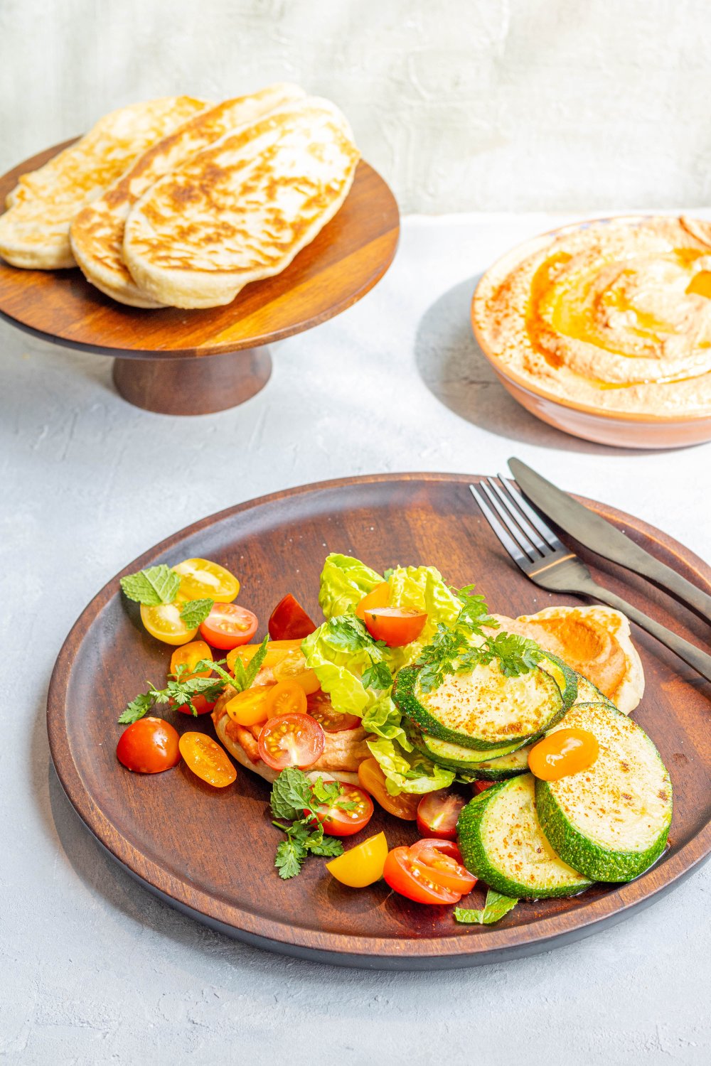 Flatbread met tomatenhummus en courgettes