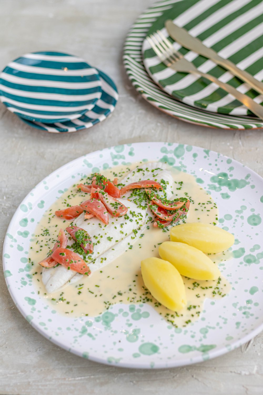 Gestoomde pladijs met witte wijnsaus, tomaat en aardappeltjes