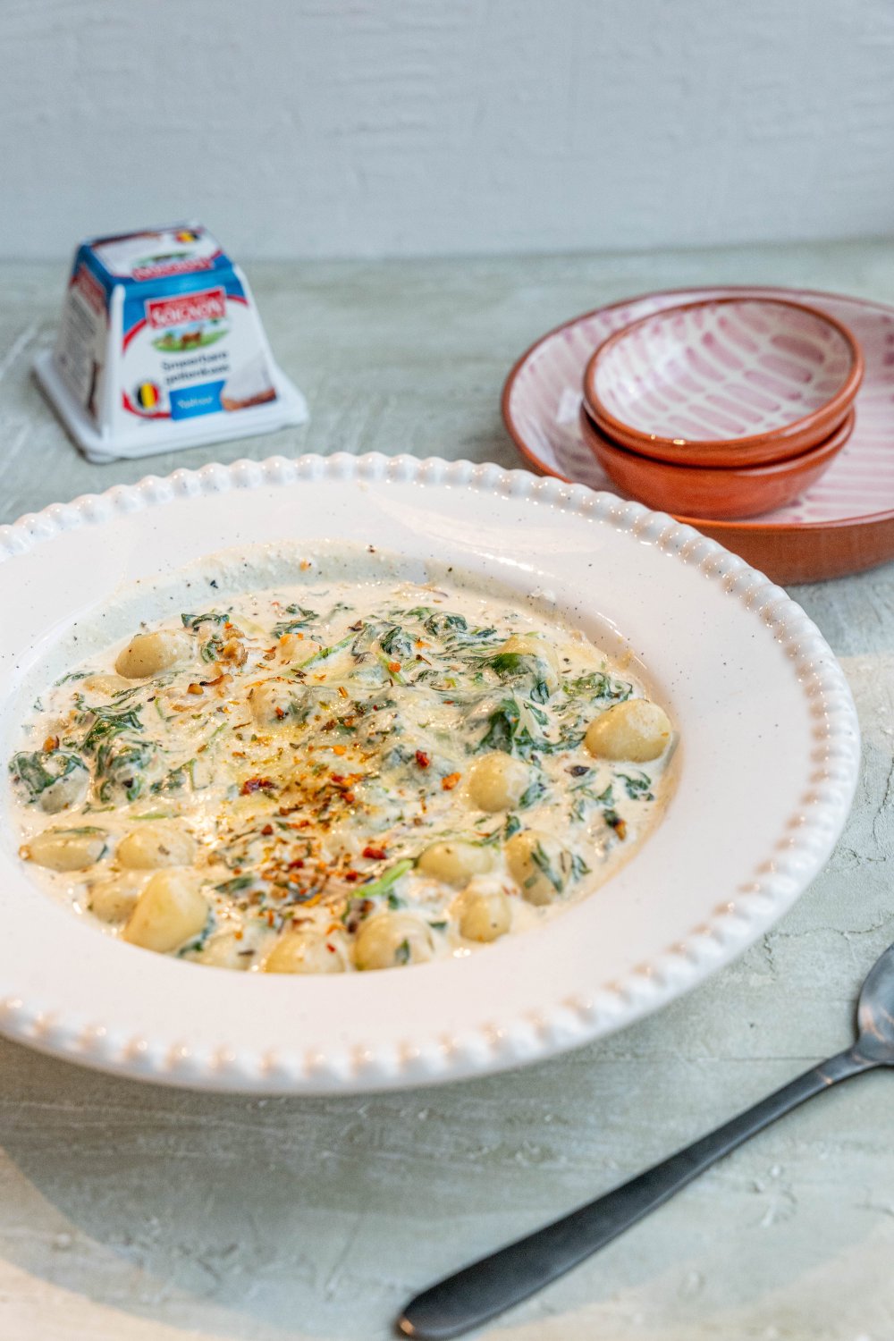 Gnocchi met spinazie-kaasaus en okkernoot