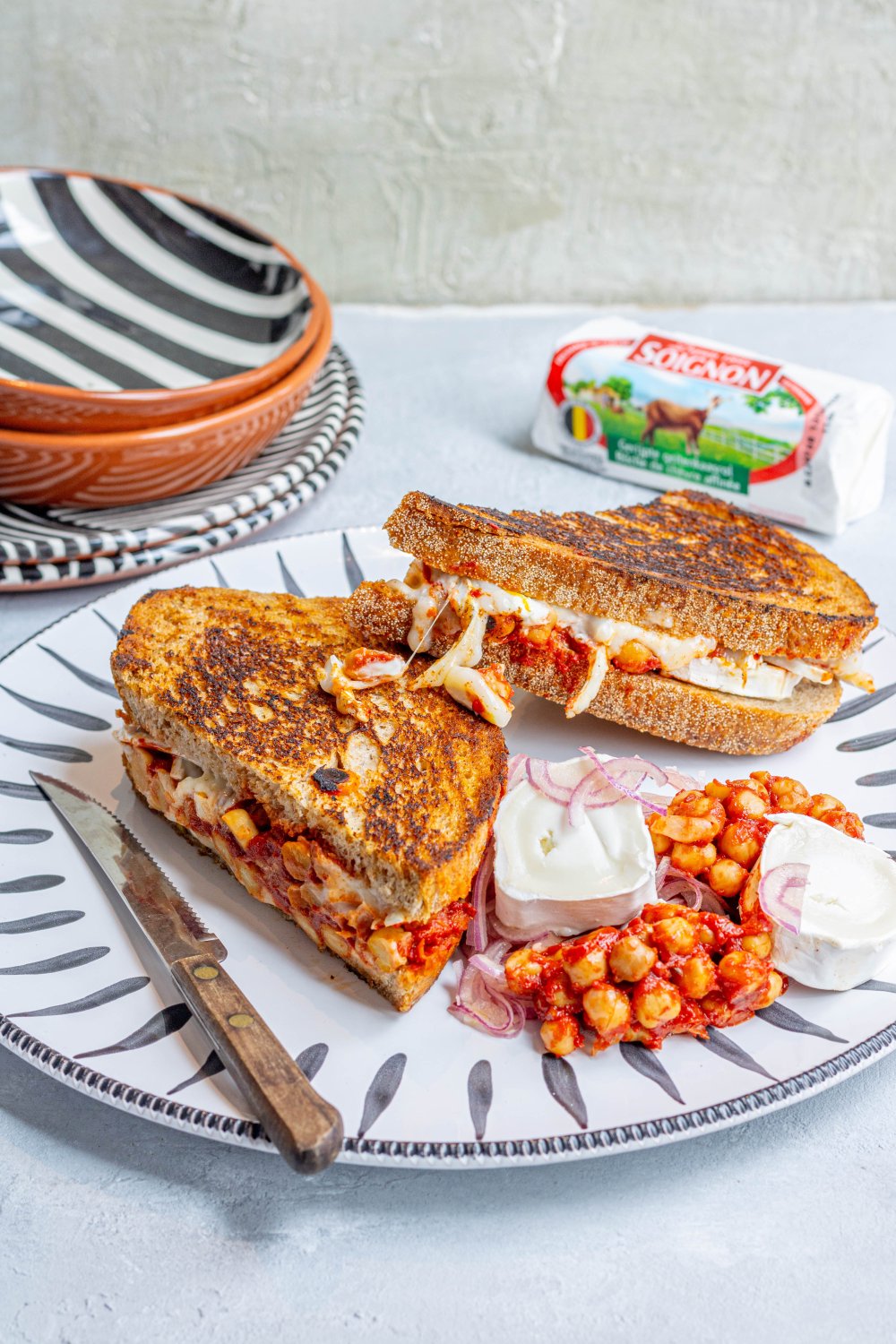 Tosti met geitenkaas, mozzarella en kikkererwten