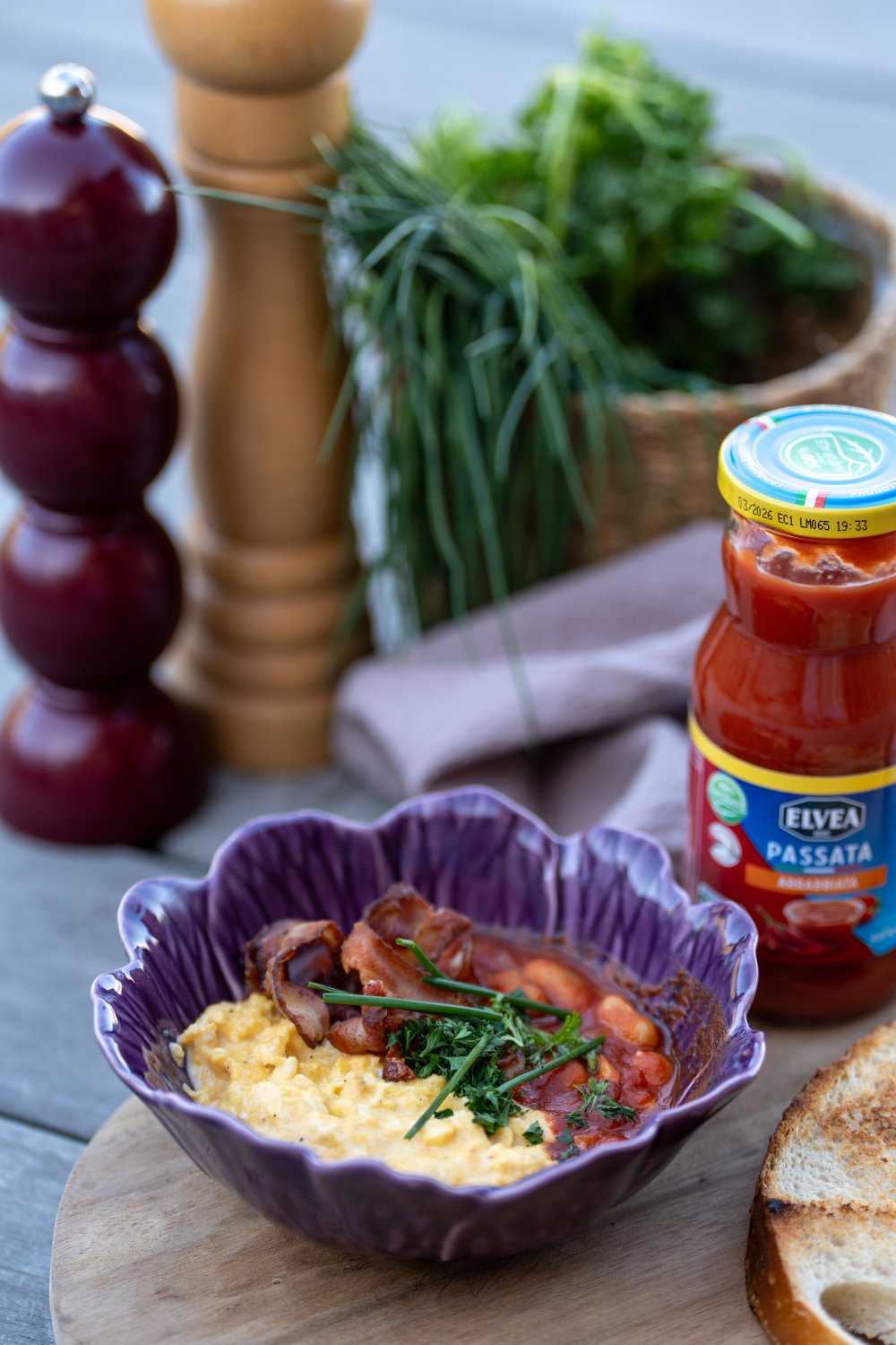 Roerei met spek en bonen in tomatensaus