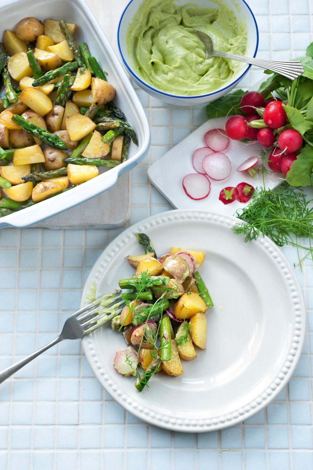 Aardappelsalade met groene asperges en avocado