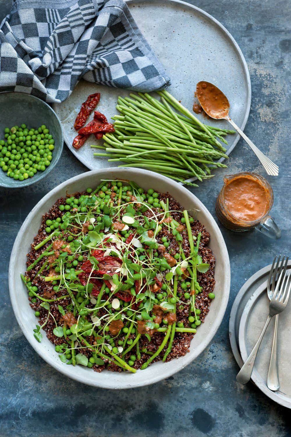 Italiaanse quinoasalade met groene asperges