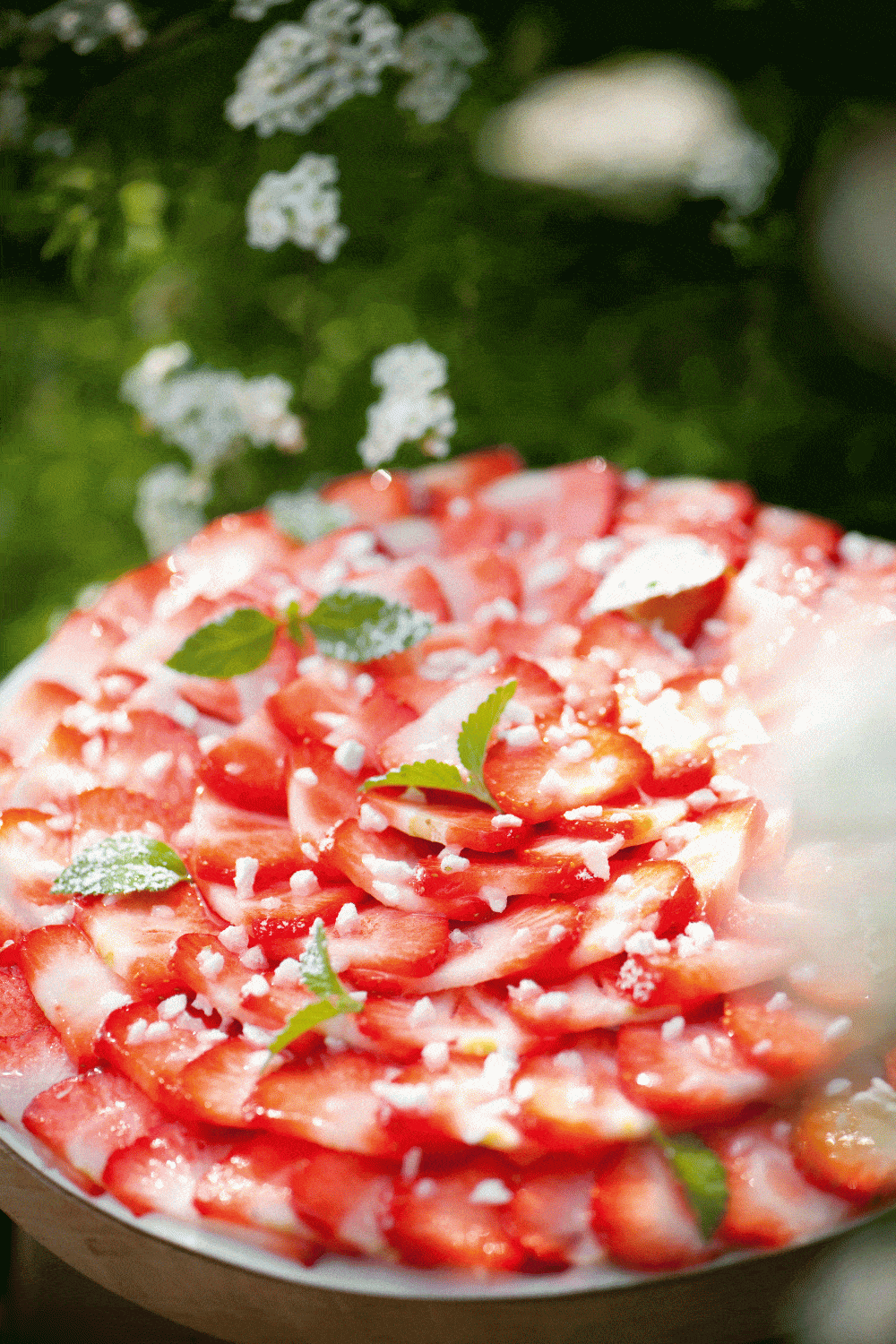 Aardbeiencarpaccio met munt en yoghurtcrumble