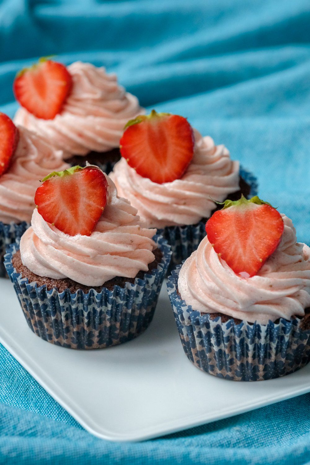 Chocoladecupcakes met aardbeienfrosting