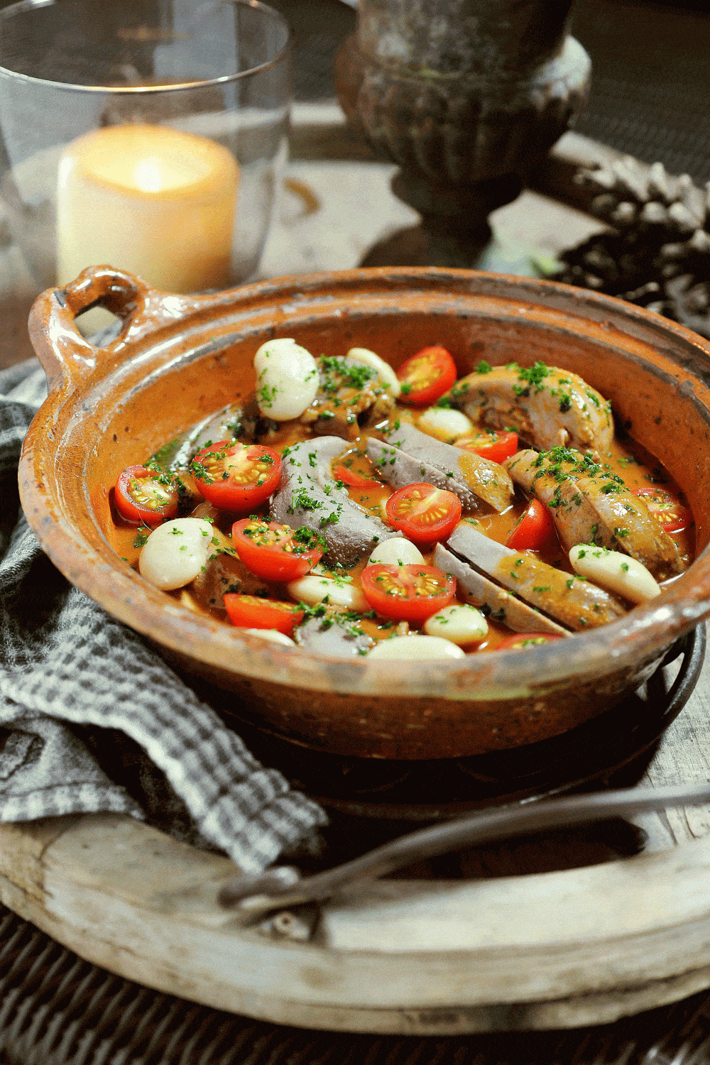 Lamstong met witte bonen in tomatensaus