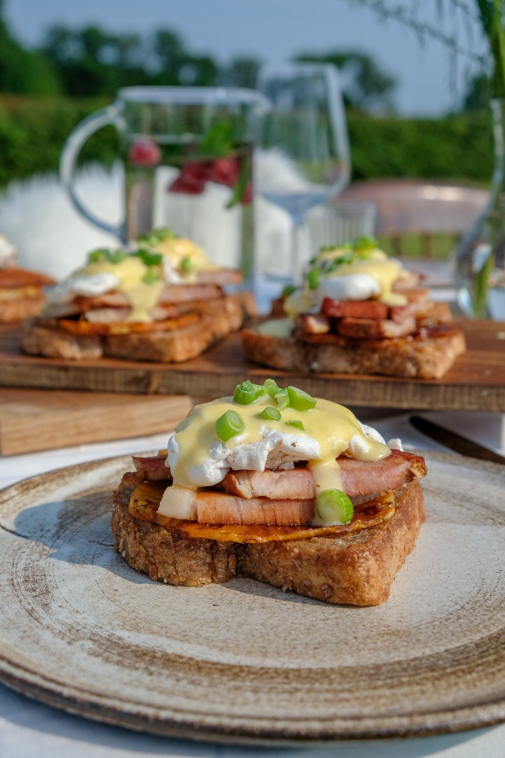 Toast met ananas, beenham en een gepocheerd eitje