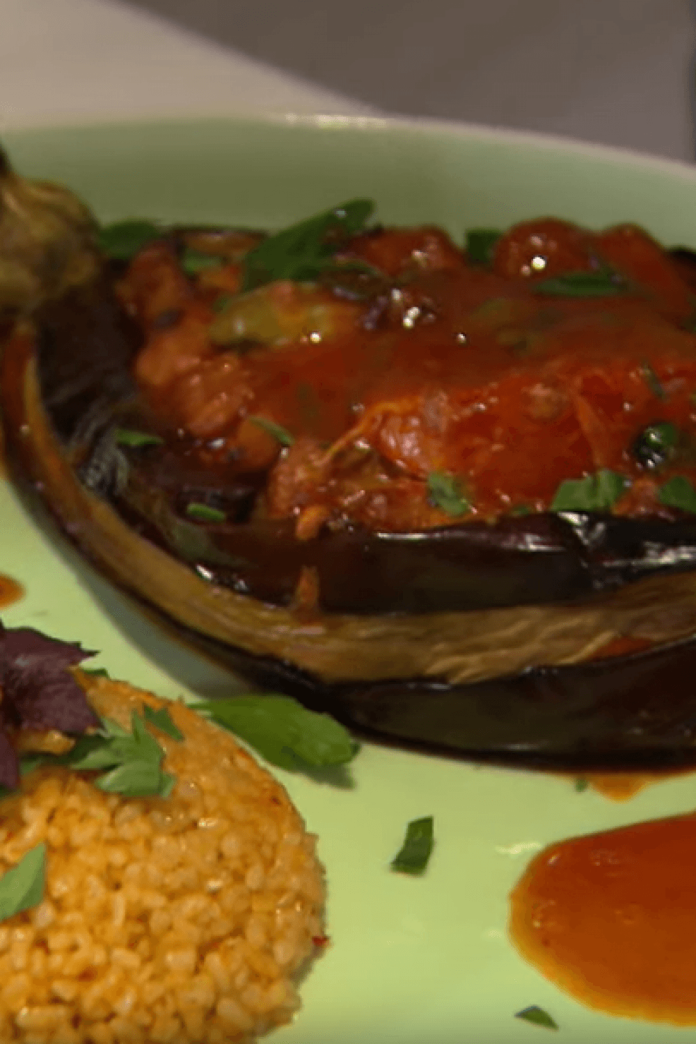 KARNIYARIK: gevulde aubergine met bulgurrijst