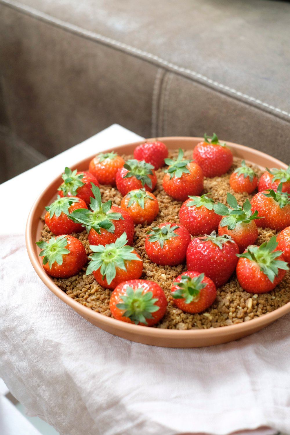 Chocolade hummus met crunch van Amandelbrood en aardbeien