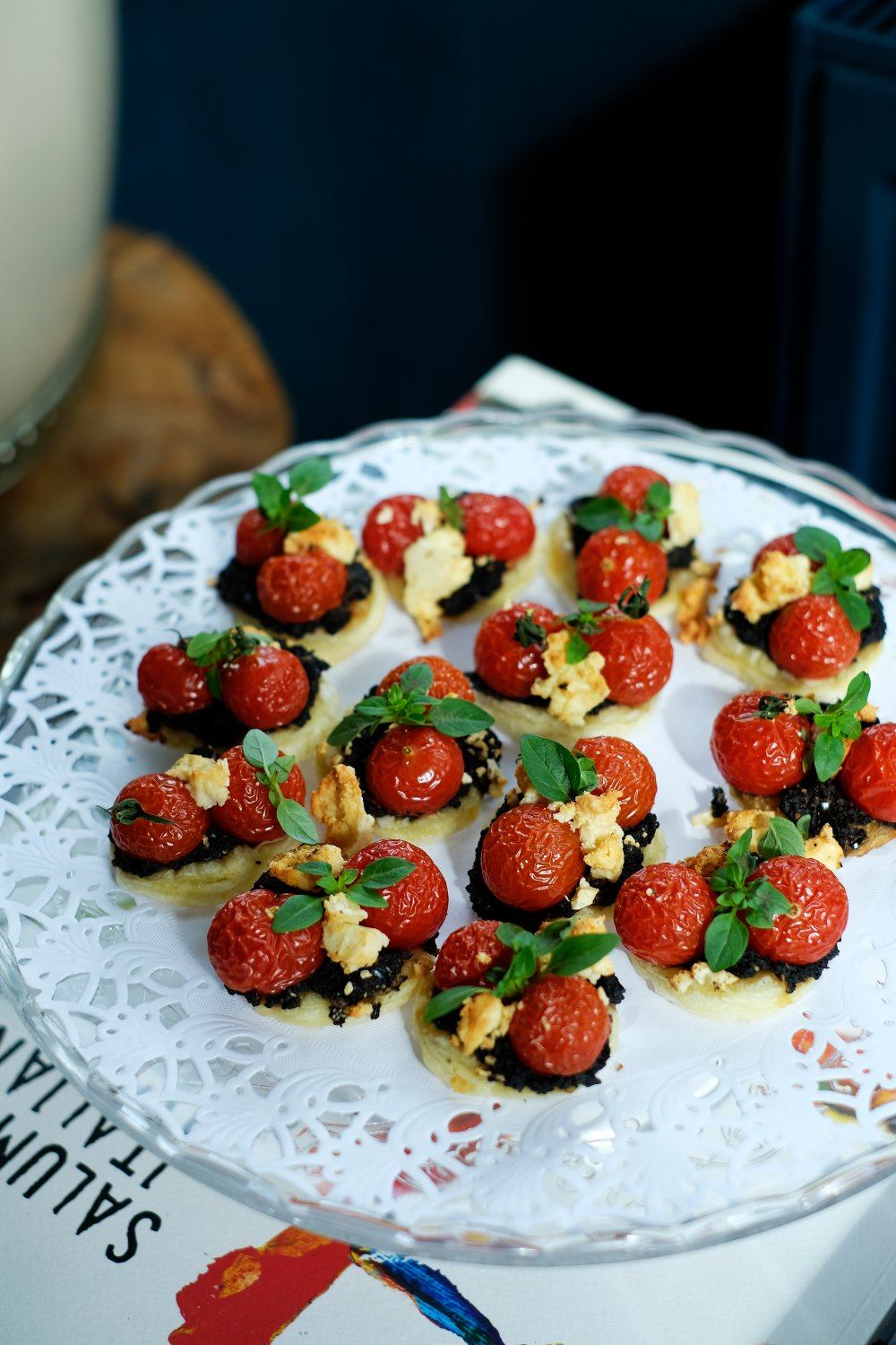 Taartjes met olijventapenade, kerstomaatjes en feta