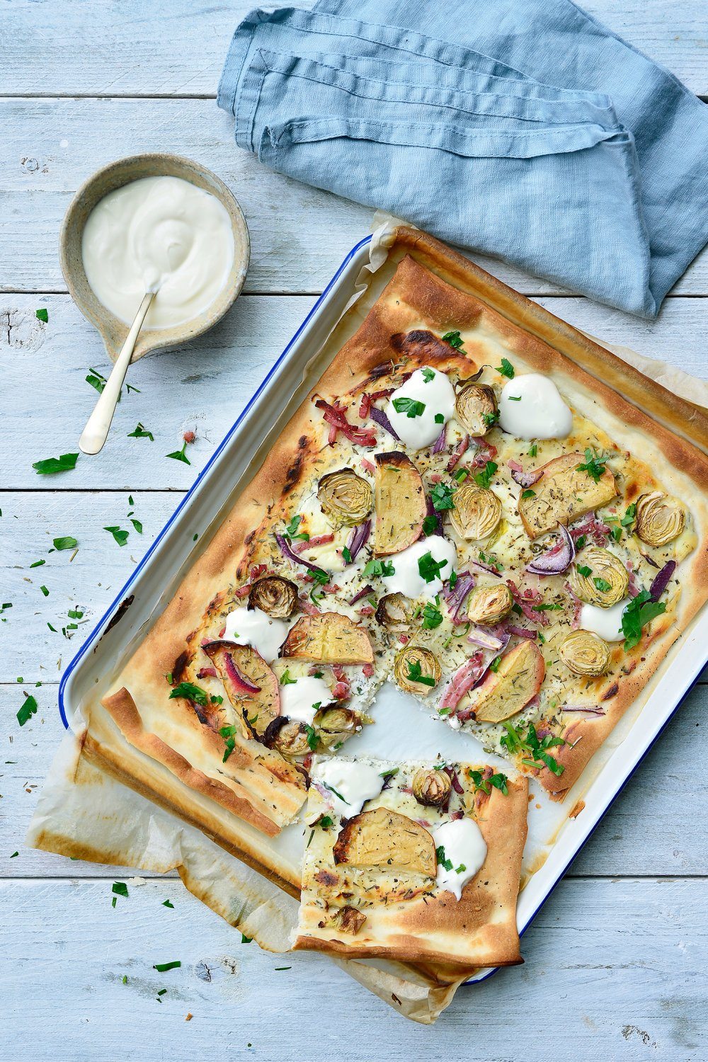 Flammkuchen met appel, spek en spruitjes