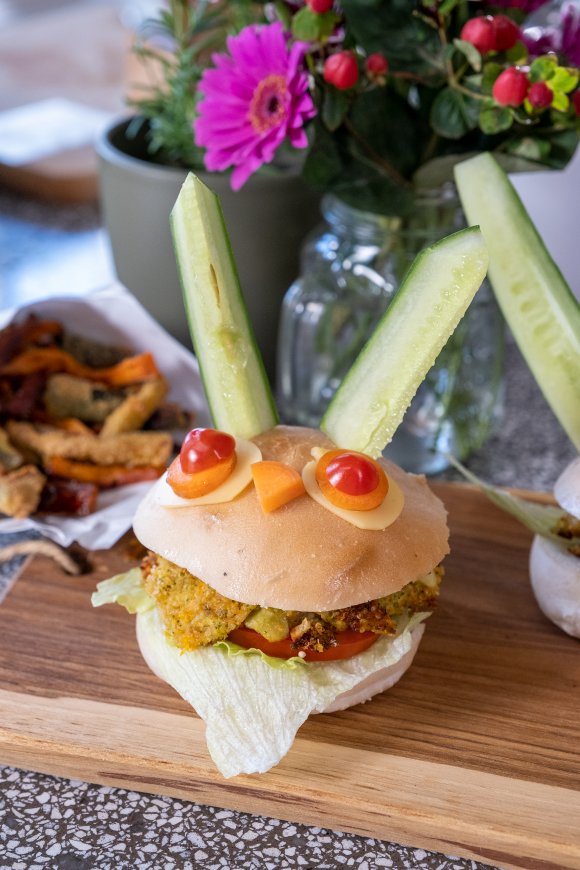 Zoete aardappelburger met groentefrietjes