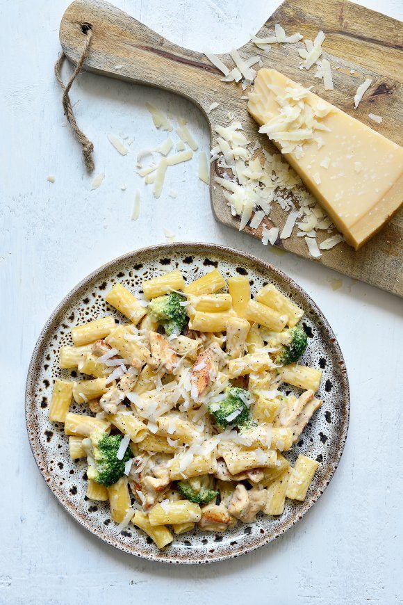 Pasta alfredo met broccoli en kip